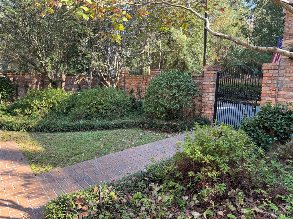 804 Cherokee Circle Waycross, GA 31501 - Photo 23 of 41 The courtyard gate