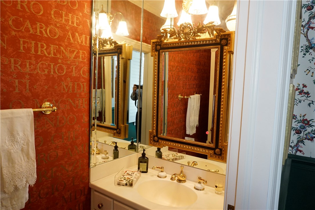 804 Cherokee Circle Waycross, GA 31501 - Photo 27 of 41 Powder room