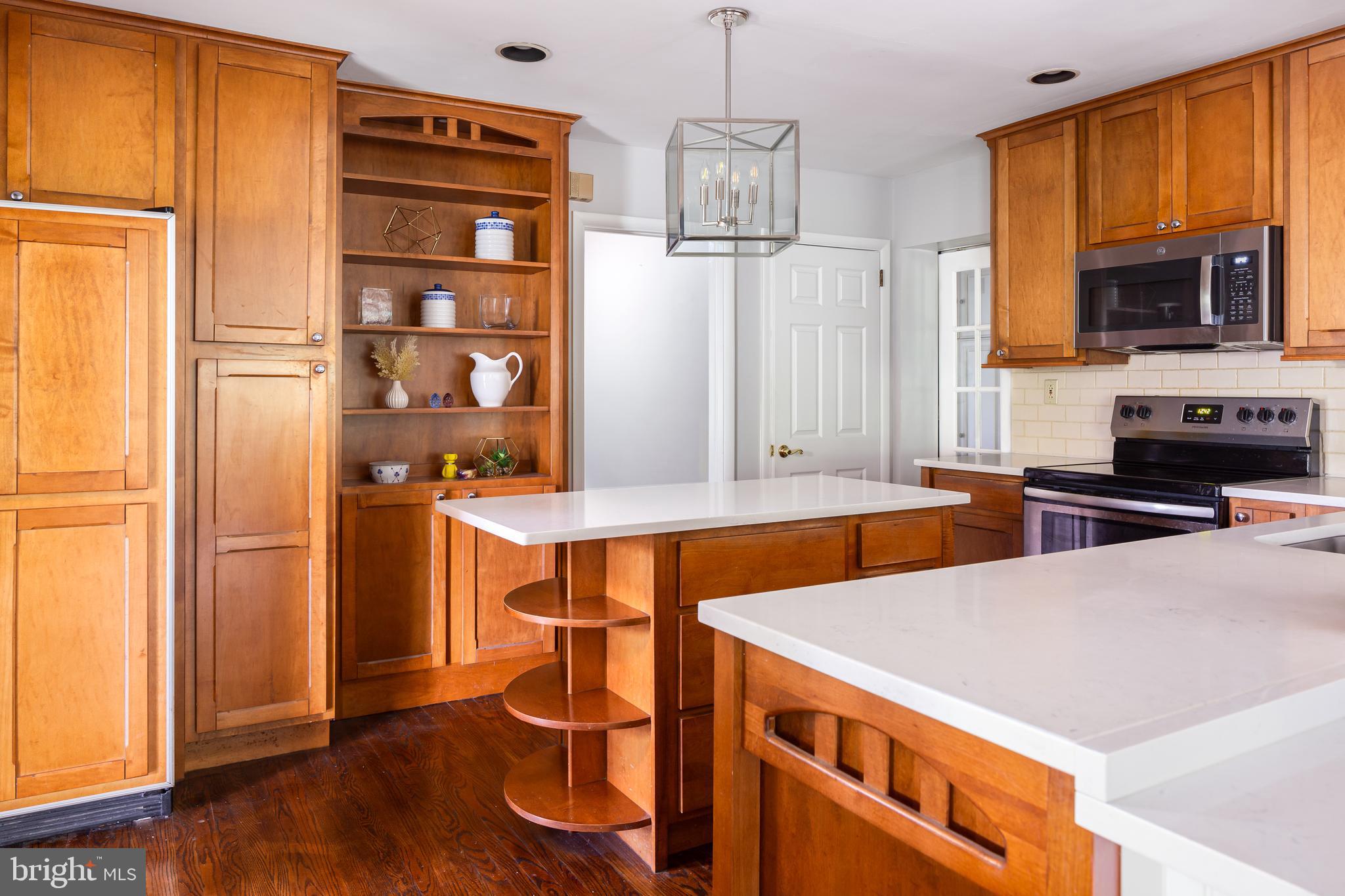 605 Golf Club Road Newtown Square, PA 19073 - Photo 14 of 45 Kitchen w/ Center Island