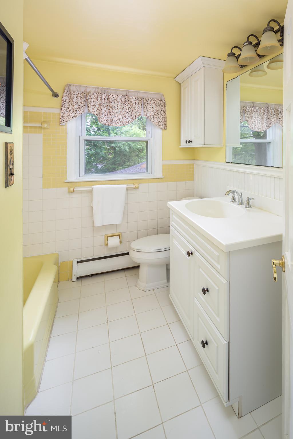 605 Golf Club Road Newtown Square, PA 19073 - Photo 37 of 45 Hallway Full Bathroom
