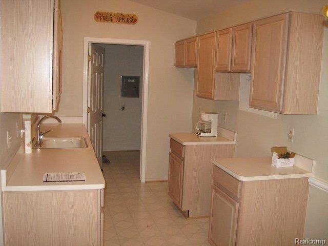60 Pine Tree Ridge, Unit 4 Waterford, MI 48327 - Photo 7 of 9 Kitchen