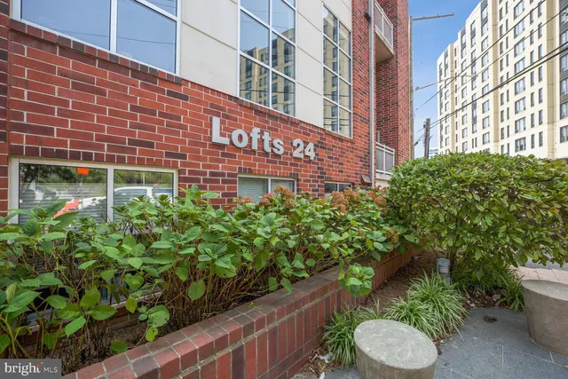 $575,000 | 900 Bonifant Street, Unit D, Silver Spring, MD 20910