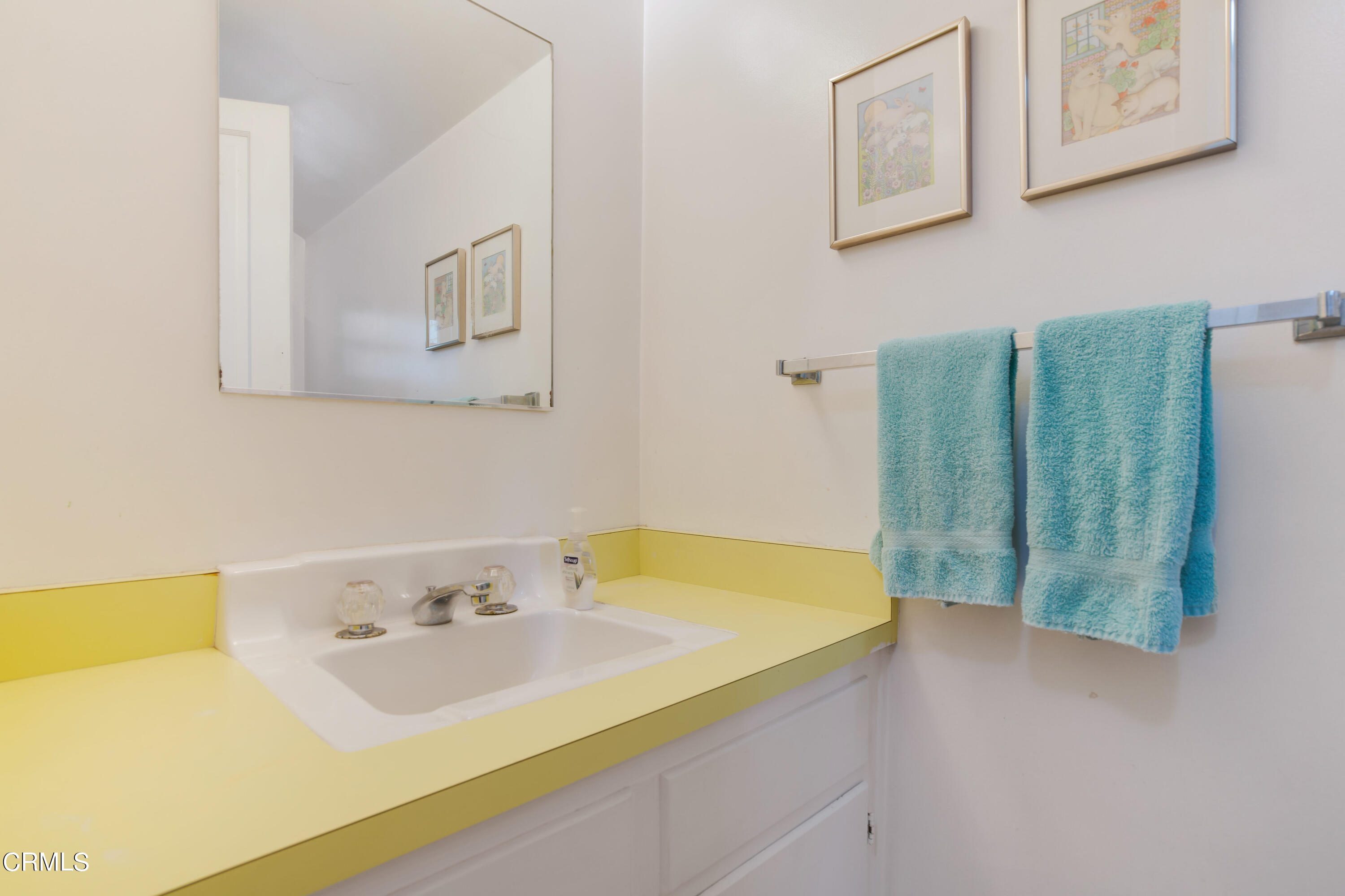 1387 Fairway Drive Camarillo, CA 93010 - Photo 31 of 51 a bathroom with a sink and a bathtub