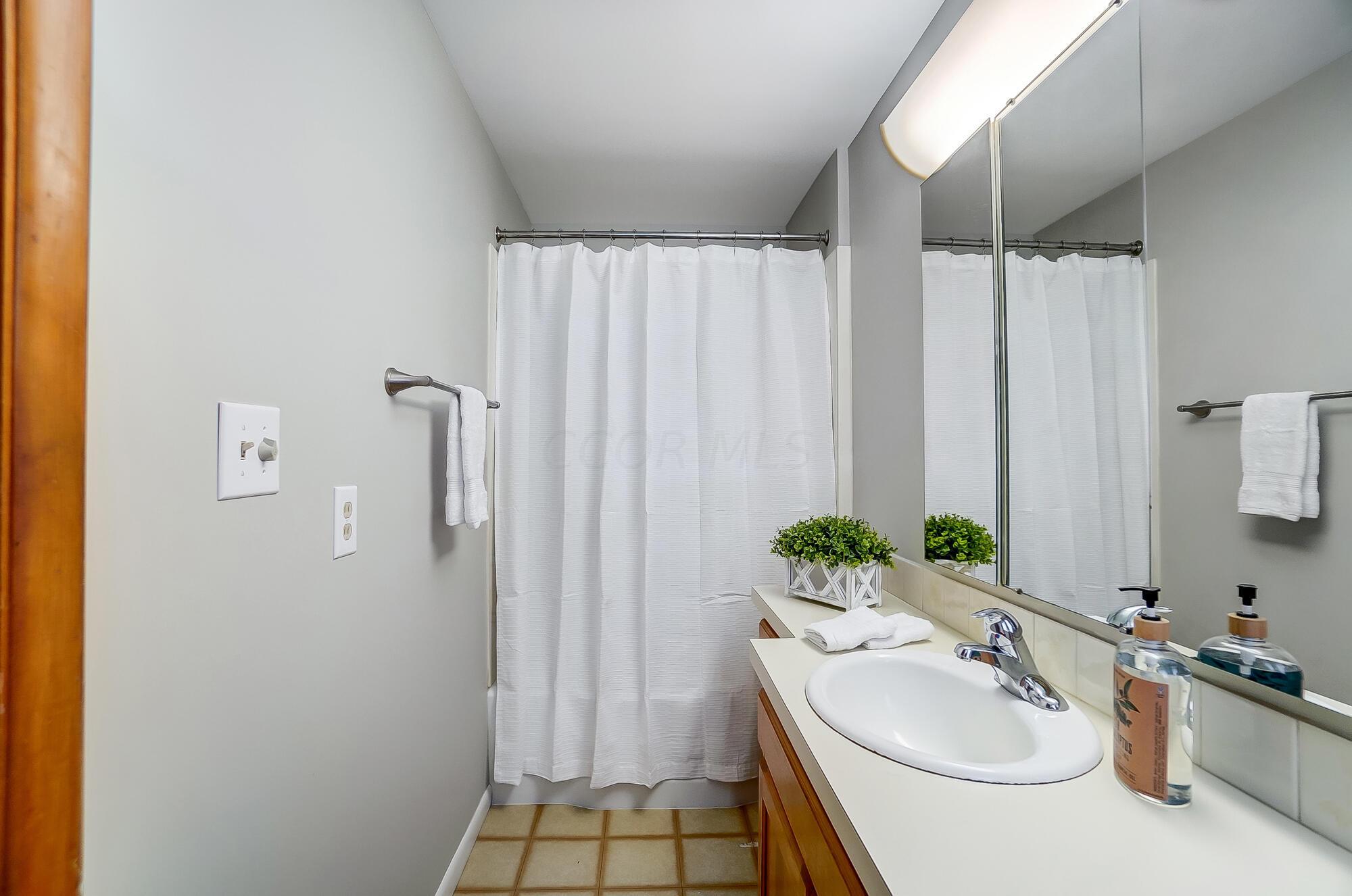 3088 Brandon Road Columbus, OH 43221 - Photo 22 of 63 Primary Full Bath