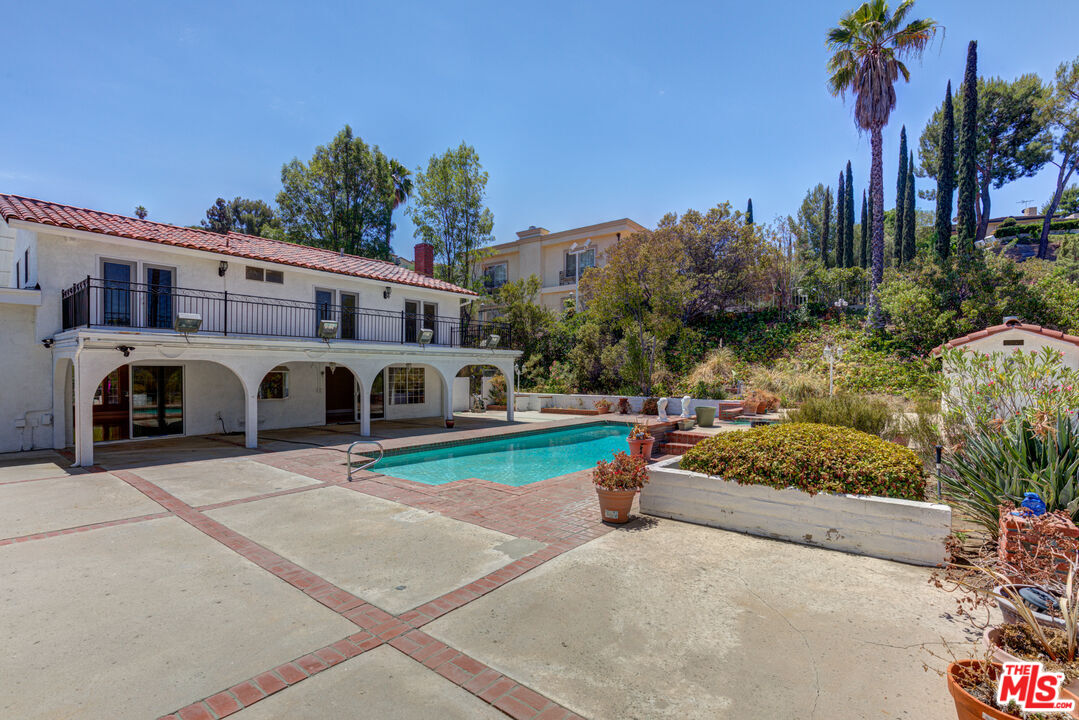 4041 Alonzo Avenue Encino, CA 91316 - Photo 40 of 41 a front view of a house with garden