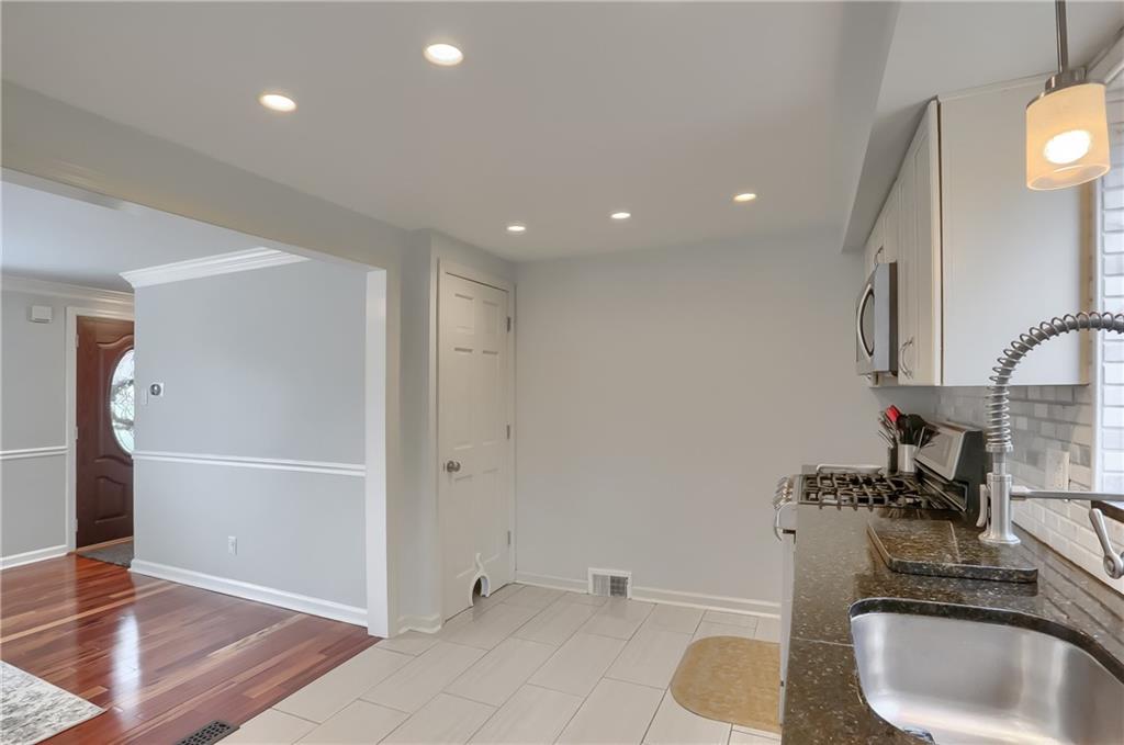 22 Robinhood Road Pittsburgh, PA 15220 - Photo 13 of 34 Gallery Image 13