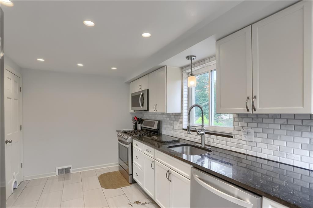 22 Robinhood Road Pittsburgh, PA 15220 - Photo 15 of 34 Gallery Image 15