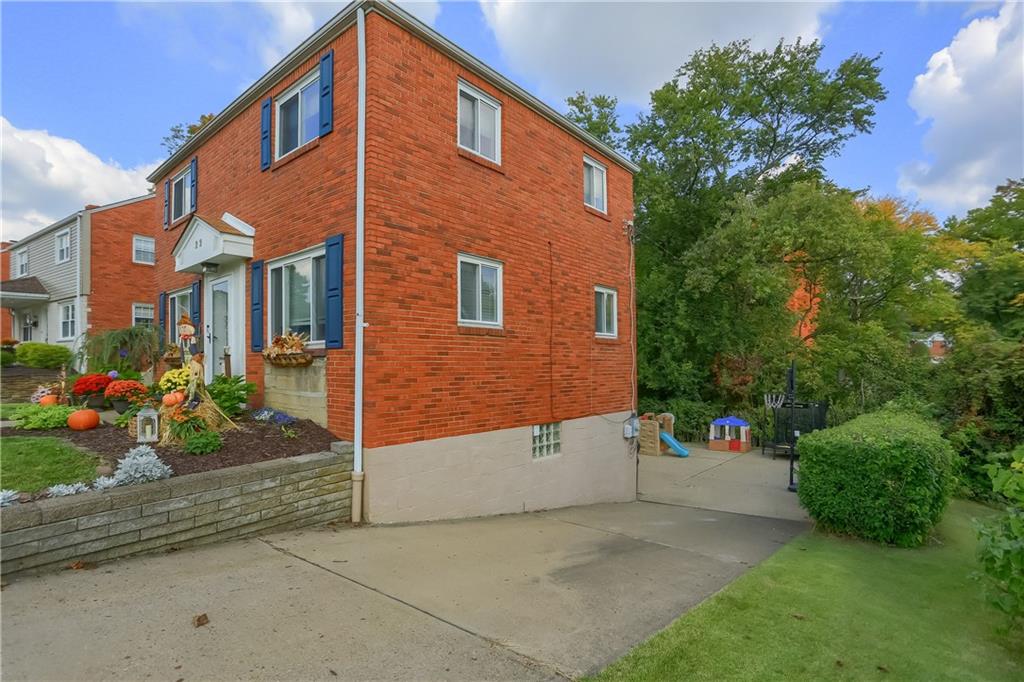 22 Robinhood Road Pittsburgh, PA 15220 - Photo 4 of 34 Gallery Image 4