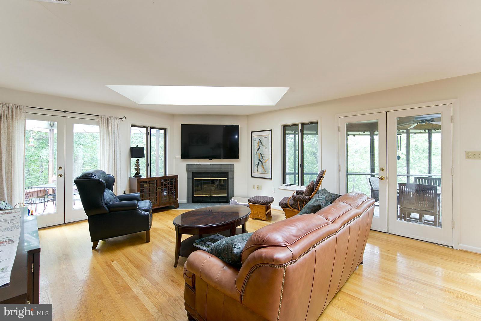 335 Hunting Road Winchester, VA 22603 - Photo 4 of 30 Living Room