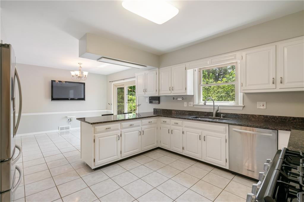 212 Field Club Road Pittsburgh, PA 15238 - Photo 10 of 27 Gallery Image 10