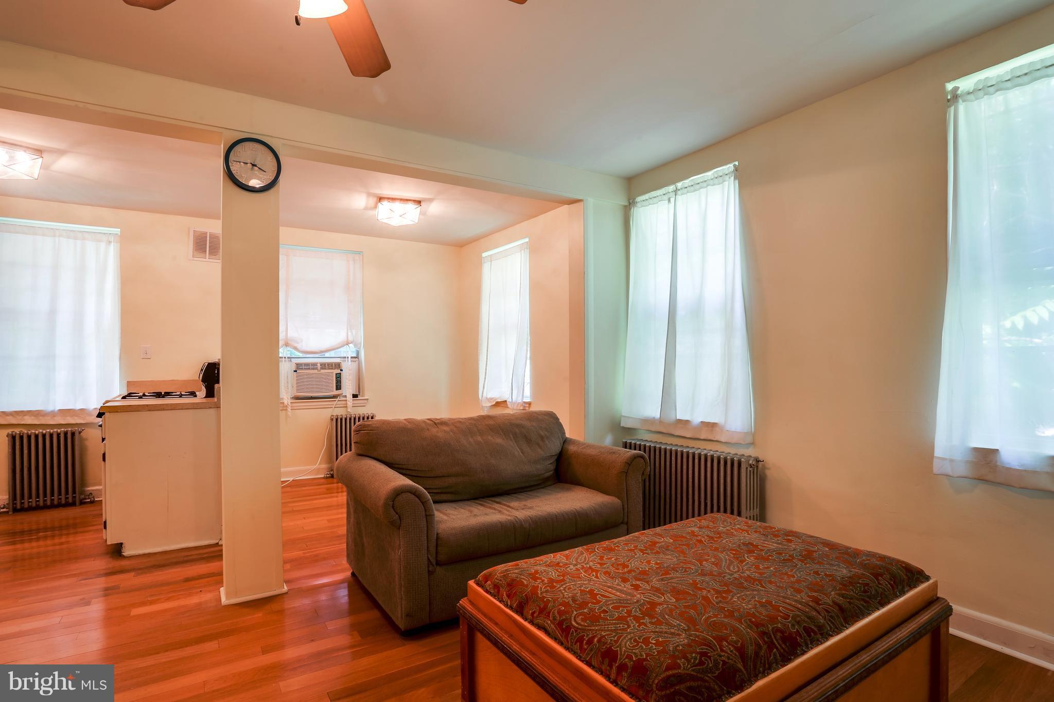 5203 Falls Road, Unit 16A Baltimore, MD 21210 - Photo 10 of 28 Living Room