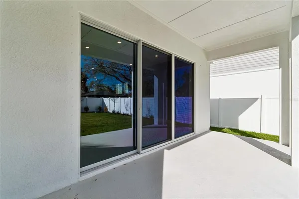 a view of a back yard