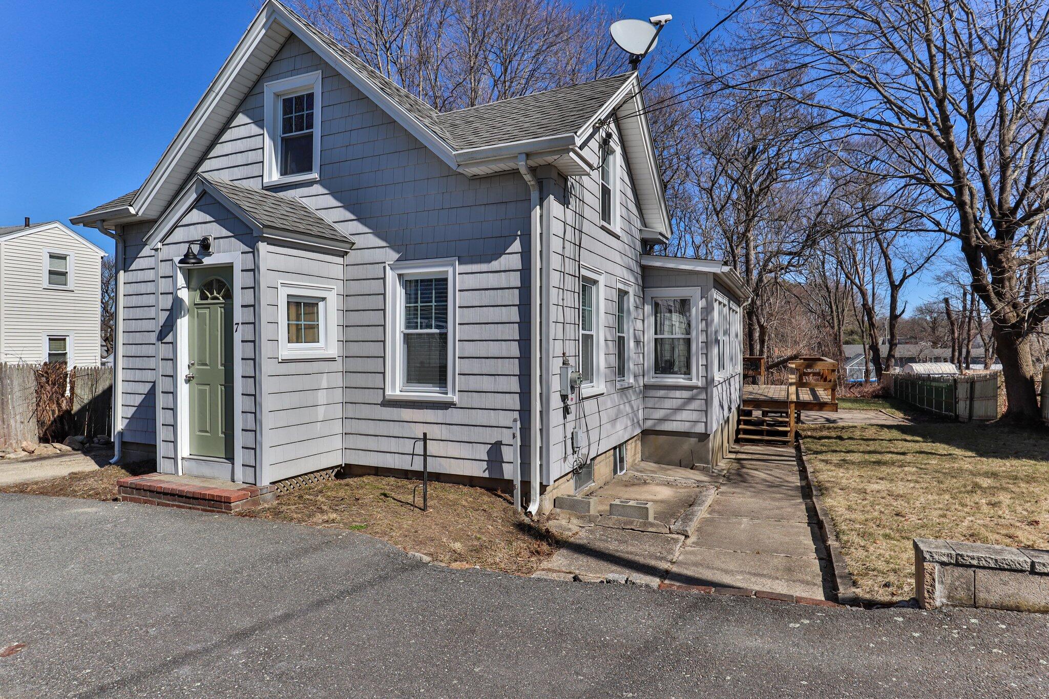 a view of a house with a yard