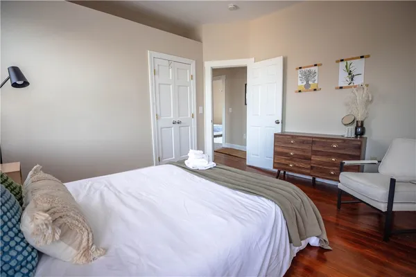 $3,000 | 594 Thames Street, Newport, RI 02840