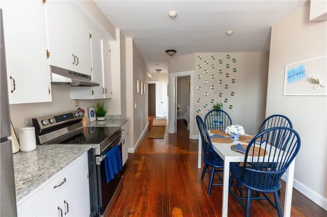 $3,000 | 594 Thames Street, Newport, RI 02840