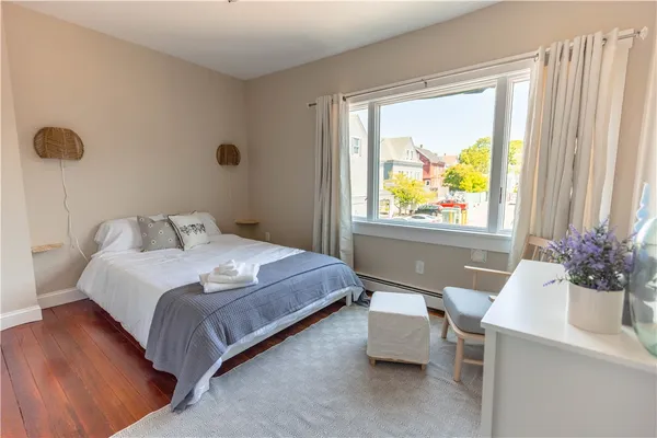 $3,000 | 594 Thames Street, Newport, RI 02840