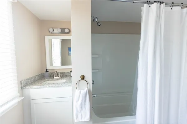 $3,000 | 594 Thames Street, Newport, RI 02840