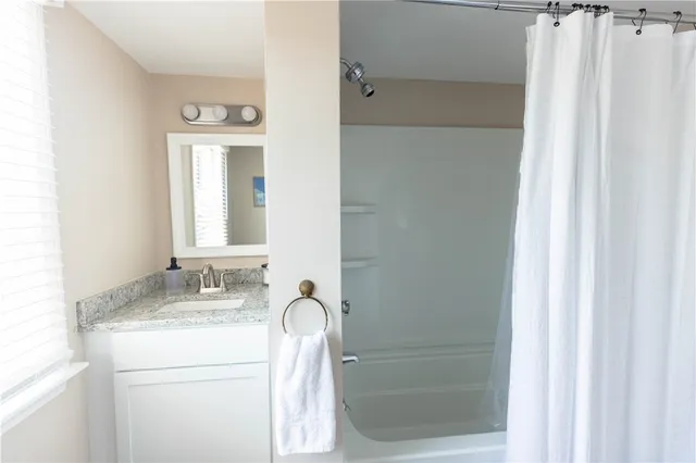 $3,000 | 594 Thames Street, Newport, RI 02840