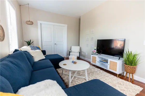 $3,000 | 594 Thames Street, Newport, RI 02840