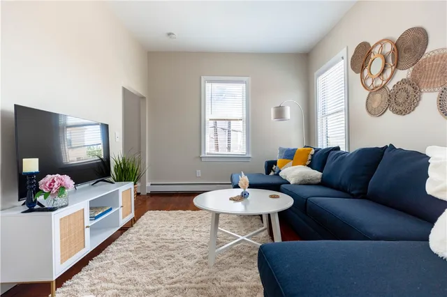 $3,000 | 594 Thames Street, Newport, RI 02840