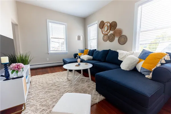 $3,000 | 594 Thames Street, Newport, RI 02840