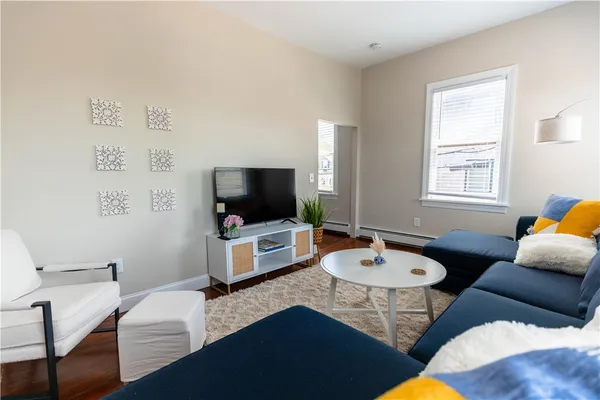 $3,000 | 594 Thames Street, Newport, RI 02840