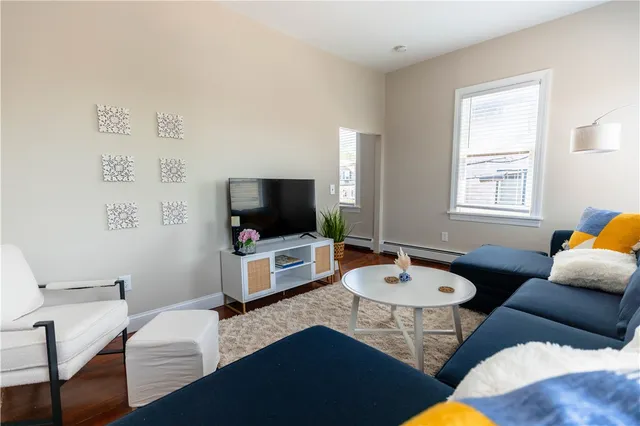 $3,000 | 594 Thames Street, Newport, RI 02840