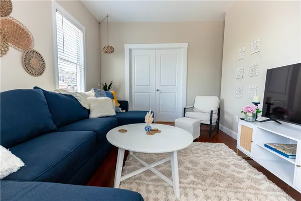 $3,000 | 594 Thames Street, Newport, RI 02840