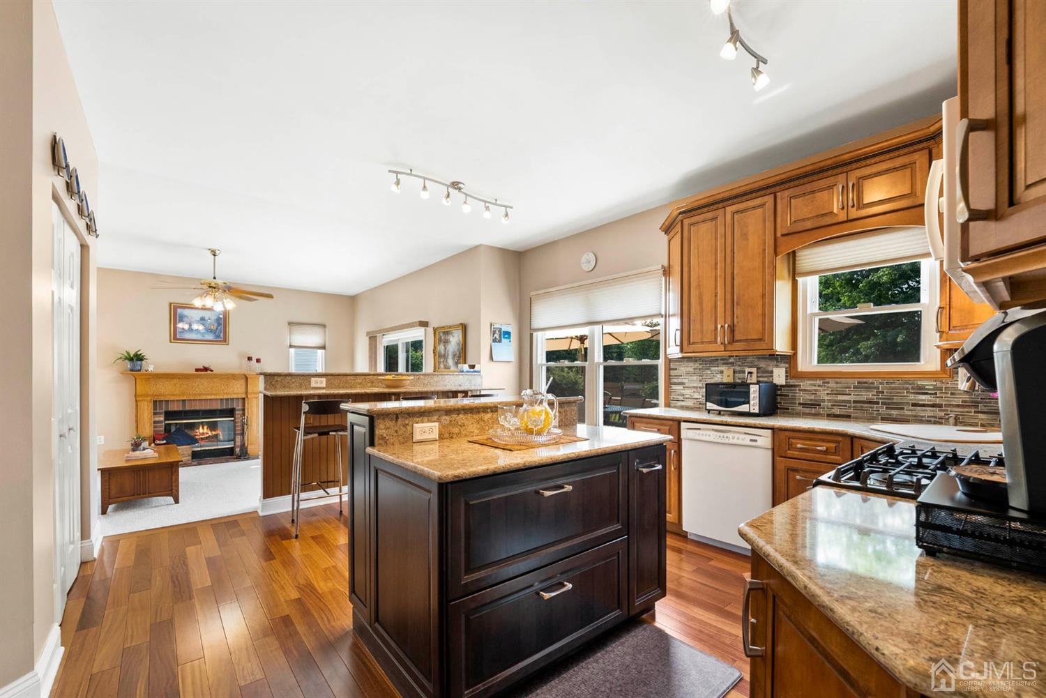 4 Castle Court Somerset, NJ 08873 - Photo 9 of 37
