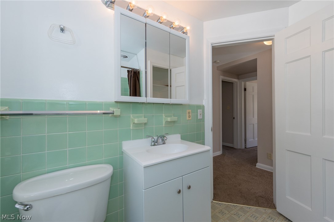 1235 Winston Road Cleveland, OH 44121 - Photo 24 of 30 The Bathroom