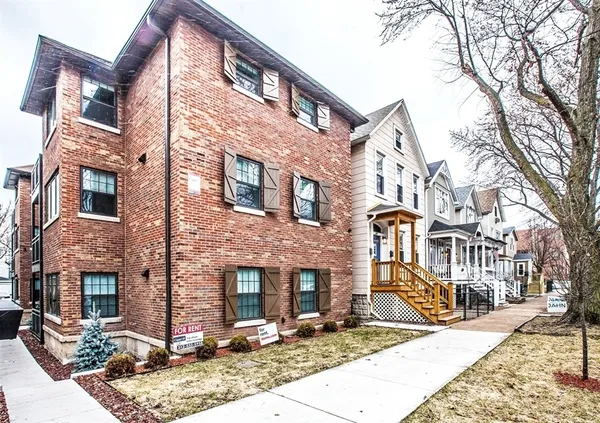 $3,295 | 2145 West Fletcher Street, Unit 3R, Chicago, IL 60618