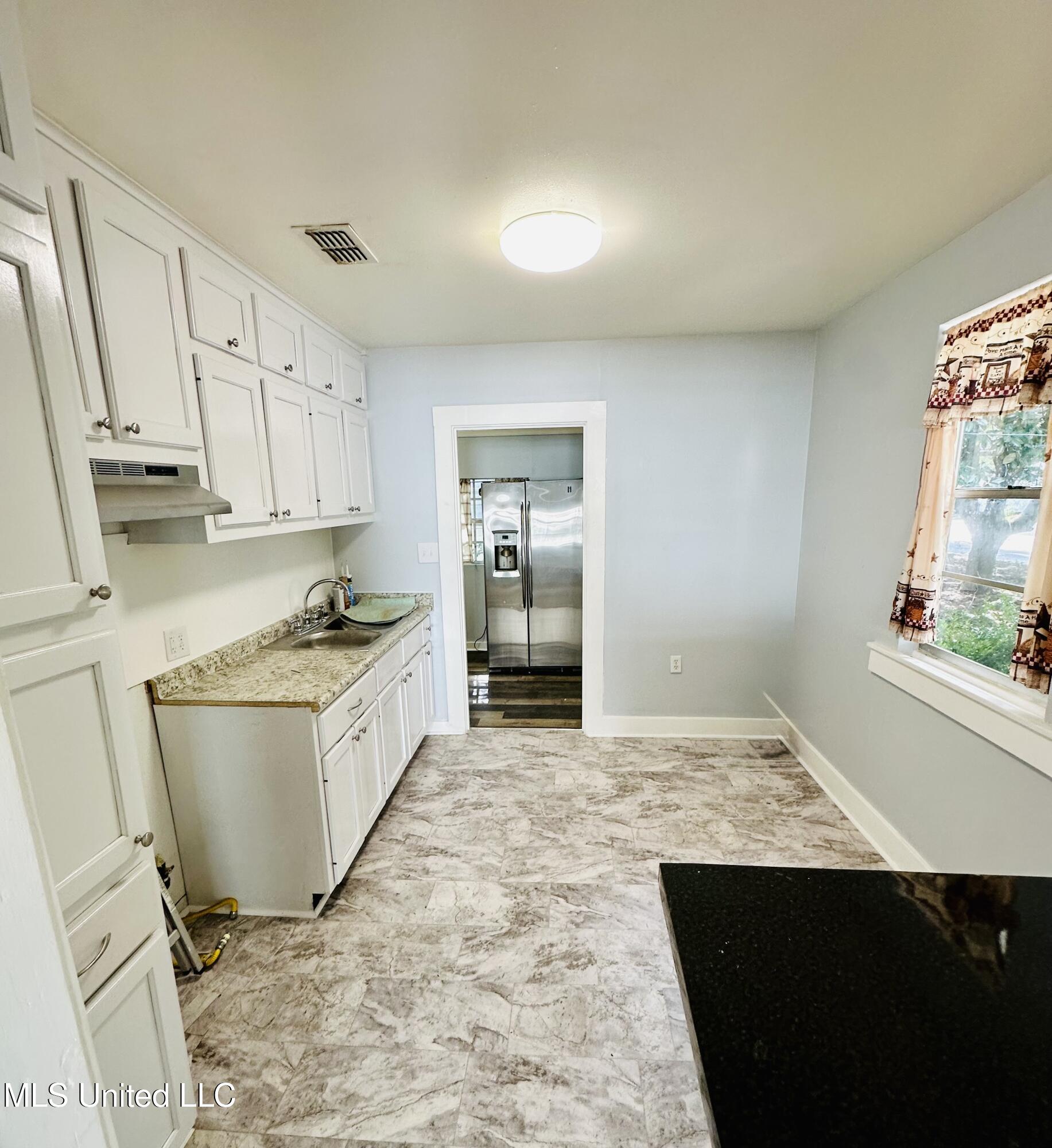 262 Forrest Avenue Biloxi, MS 39530 - Photo 4 of 11 Kitchen