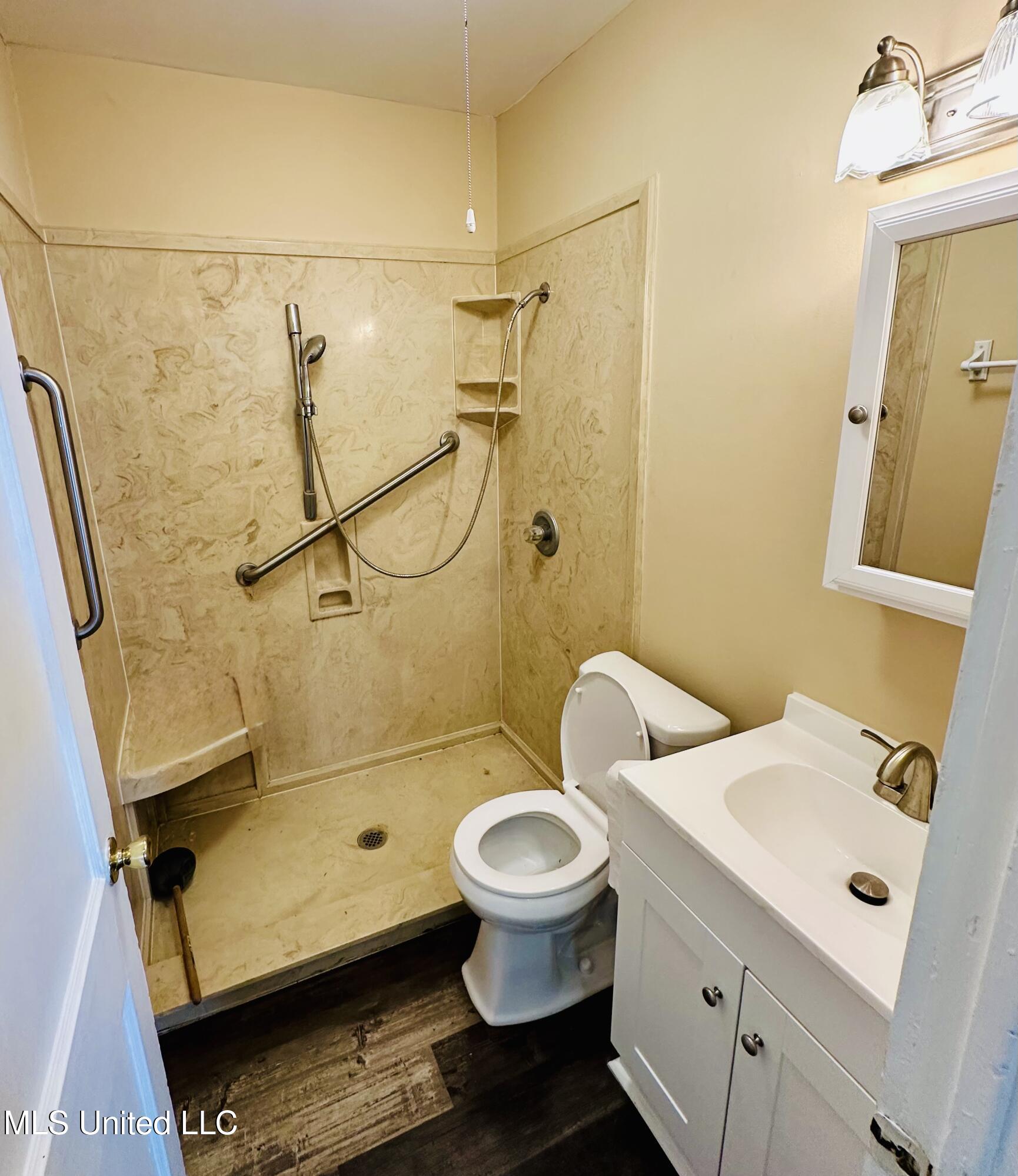 262 Forrest Avenue Biloxi, MS 39530 - Photo 9 of 11 Bathroom