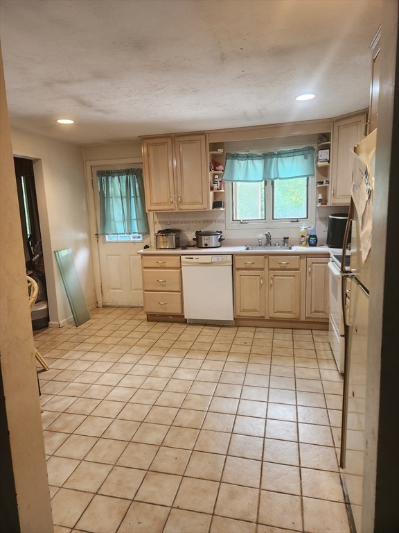 40 Hollytree Road Stoughton, MA 02072 - Photo 9 of 16 Gallery Image 9