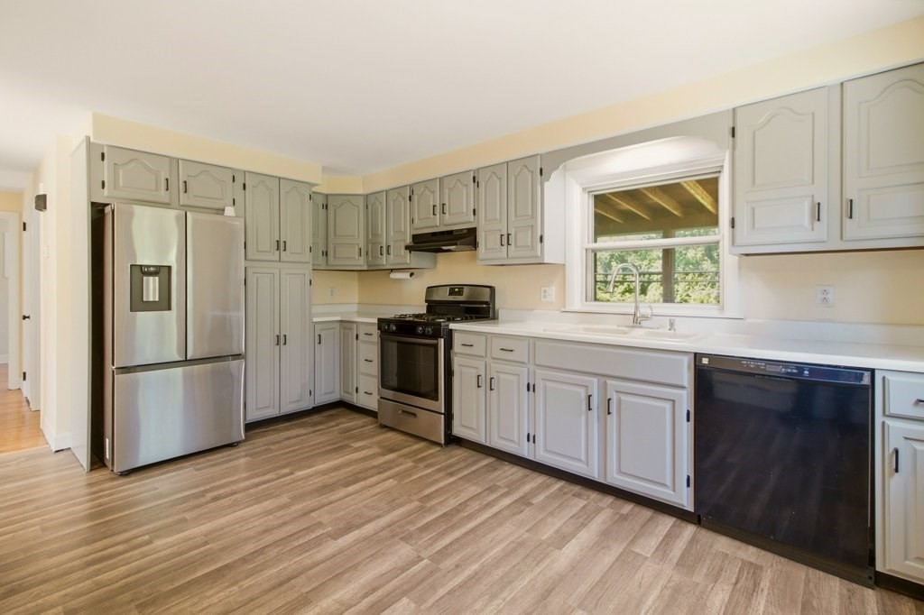 125 Davis Road Westport, MA 02790 - Photo 9 of 41