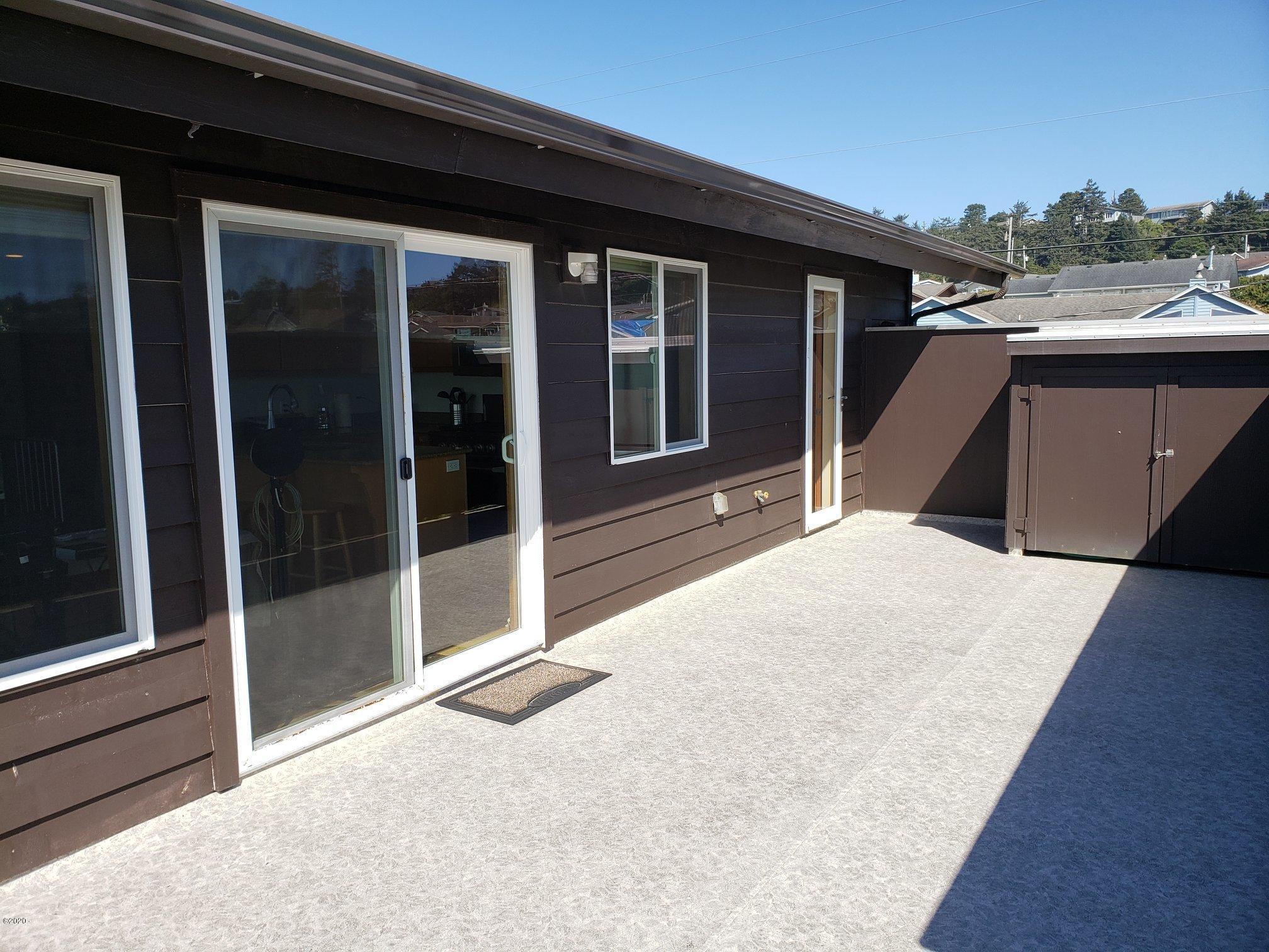 2306 Northwest Oceania Drive Waldport, OR 97394 - Photo 32 of 37 South Deck