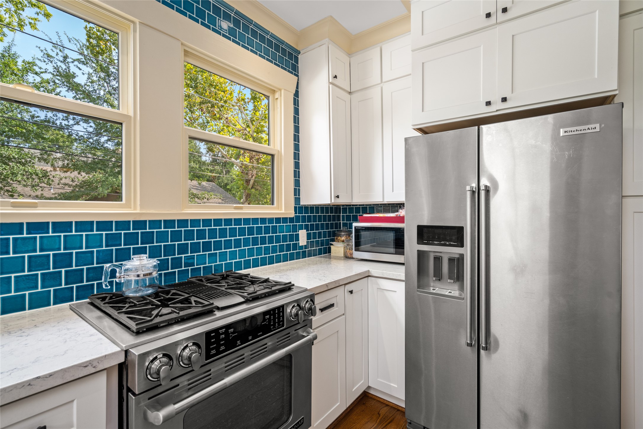 4502 Stanford Street Houston, TX 77006 - Photo 18 of 39 a kitchen with a stove a refrigerator and a window