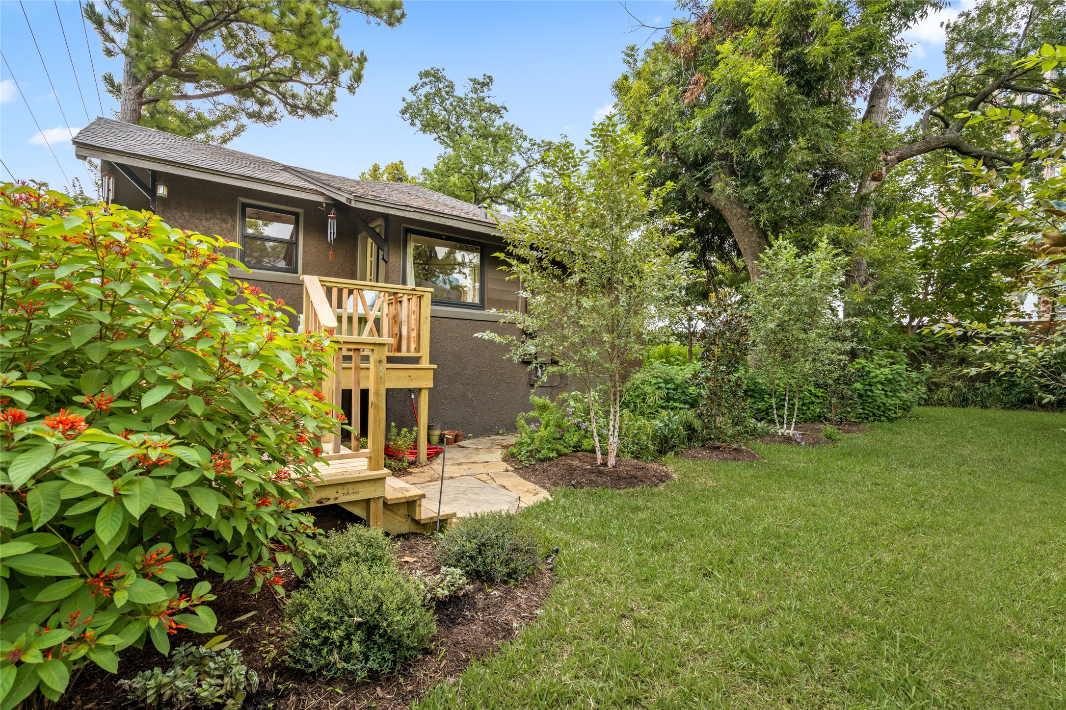 4502 Stanford Street Houston, TX 77006 - Photo 34 of 39 a front view of a house with a yard