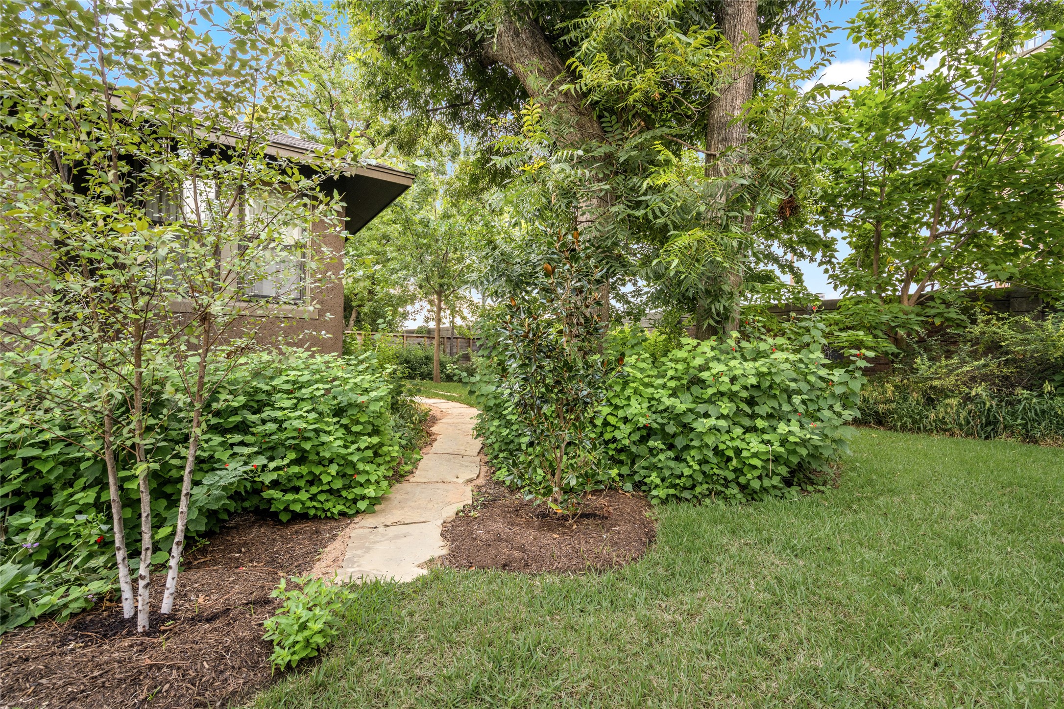4502 Stanford Street Houston, TX 77006 - Photo 36 of 39 a view of a pathway of a yard