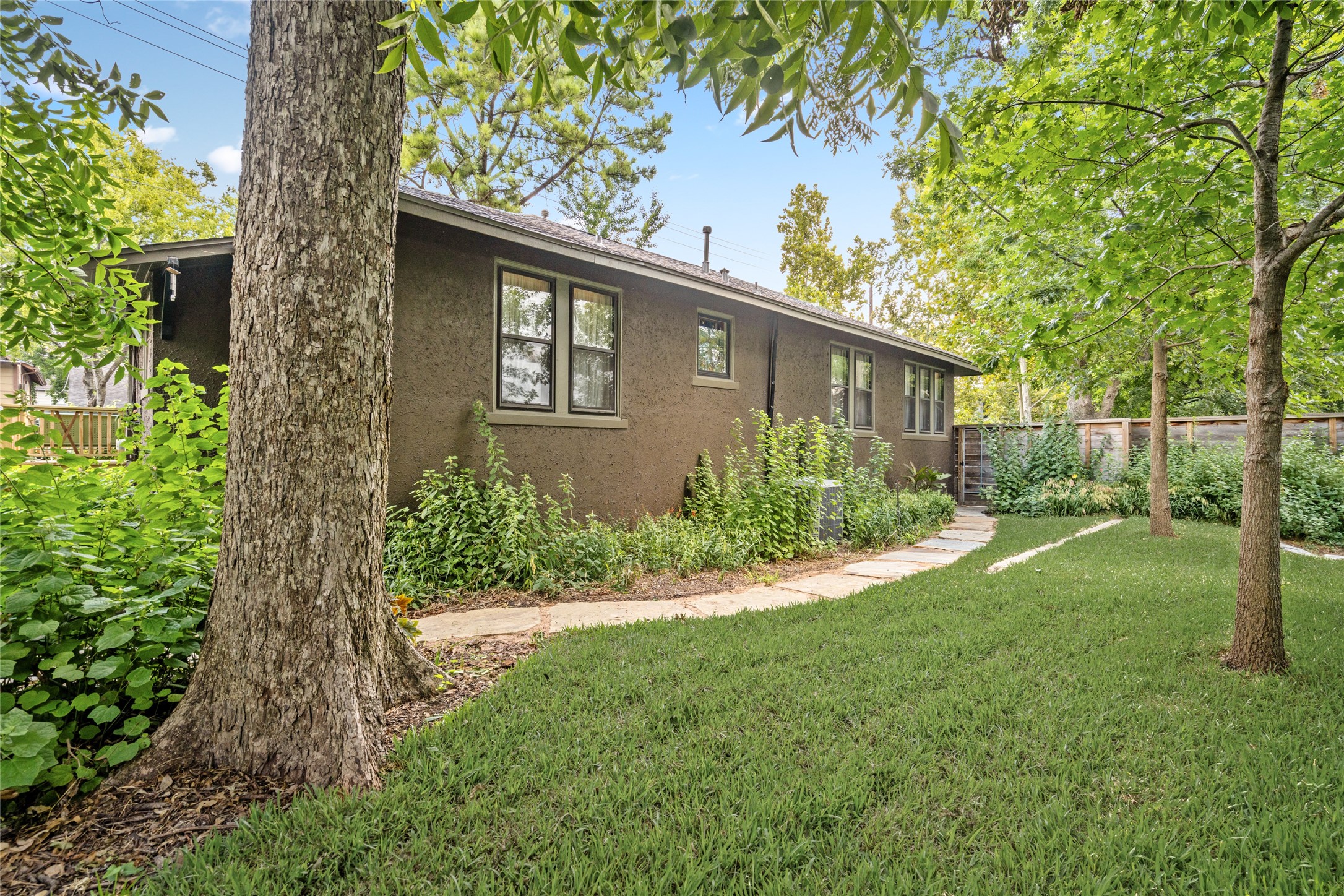 4502 Stanford Street Houston, TX 77006 - Photo 39 of 39 a front view of a house with garden