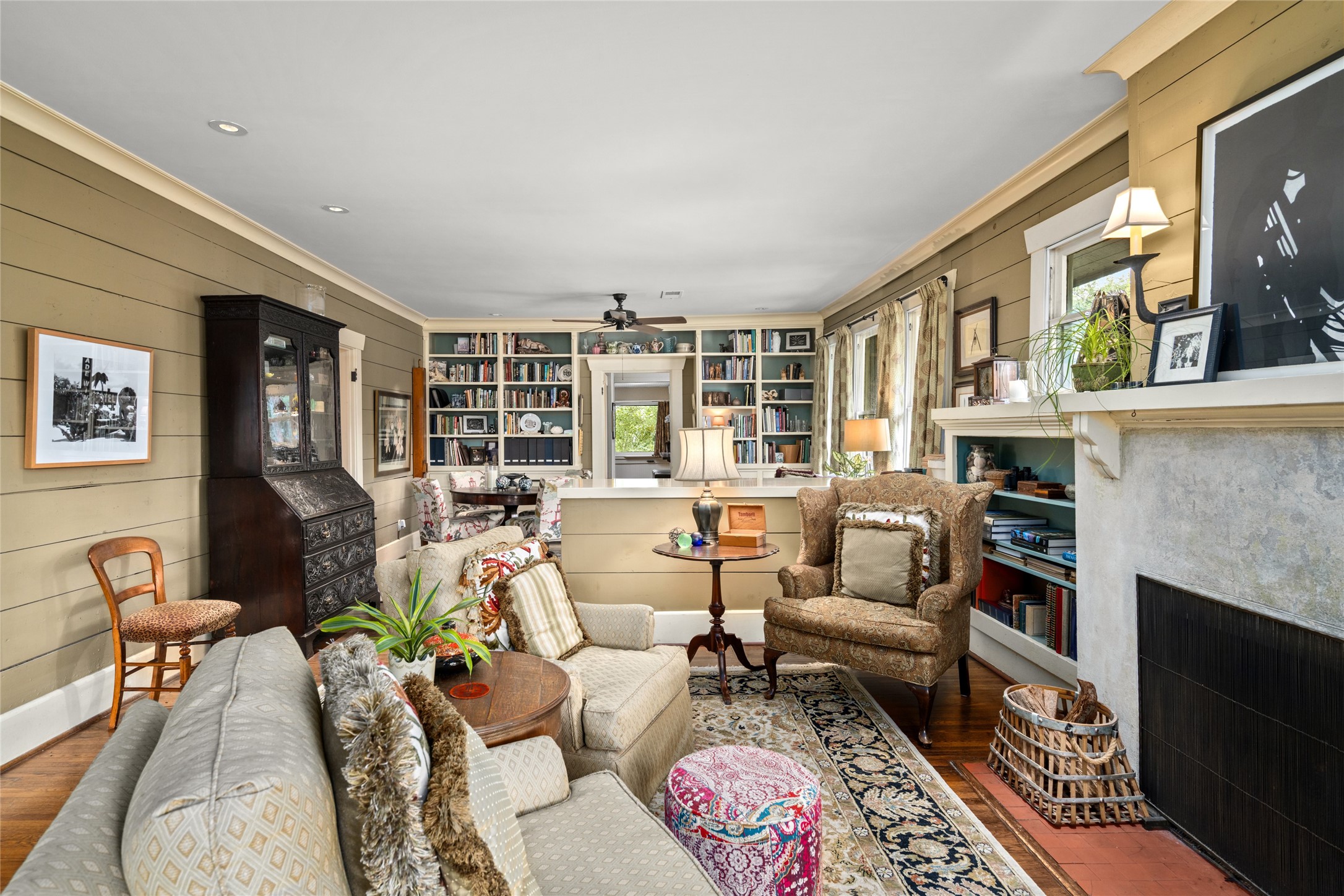 4502 Stanford Street Houston, TX 77006 - Photo 8 of 39 a living room with furniture fireplace and flat screen tv