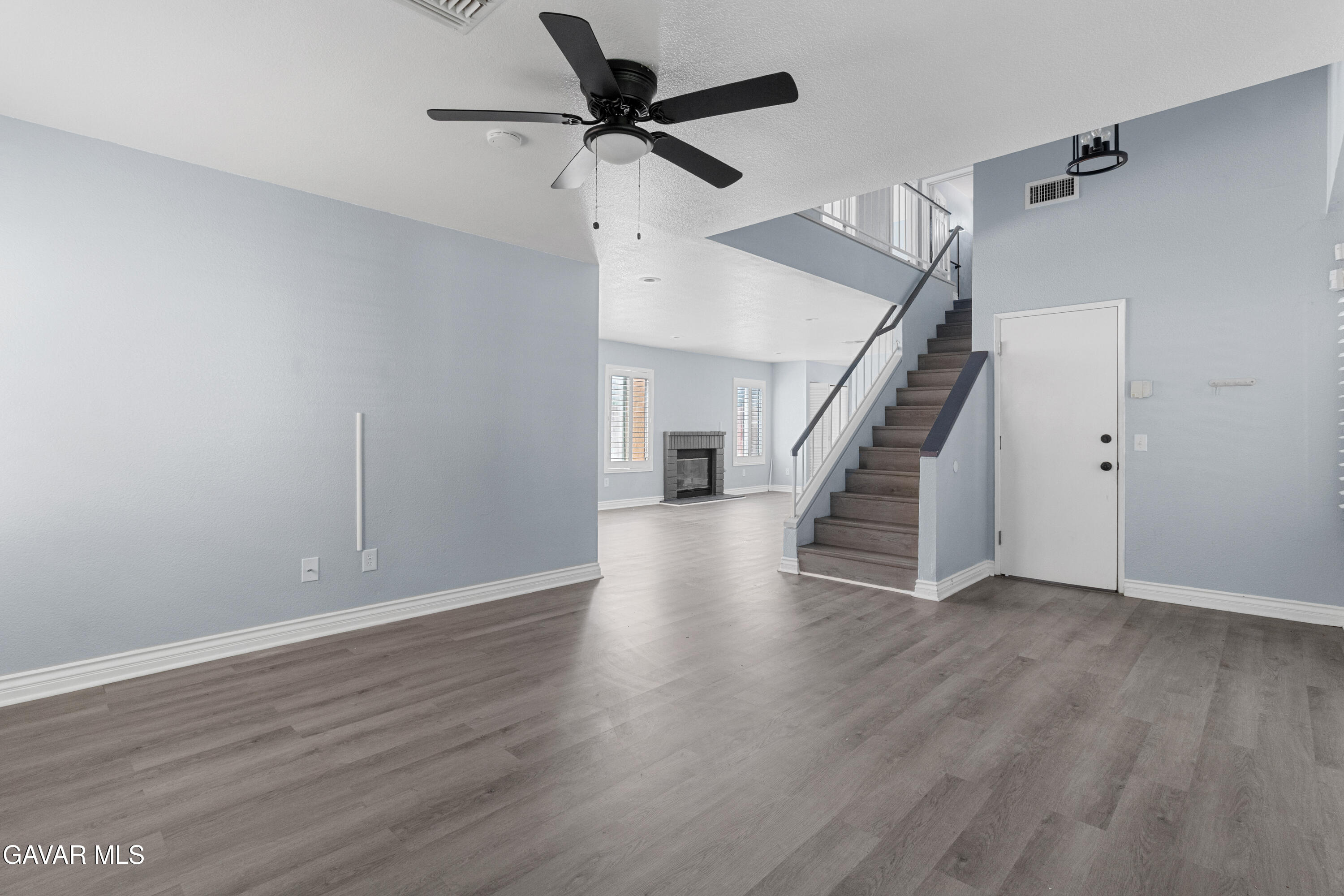 37666 Scomar Street Palmdale, CA 93550 - Photo 6 of 27 Sitting room-3