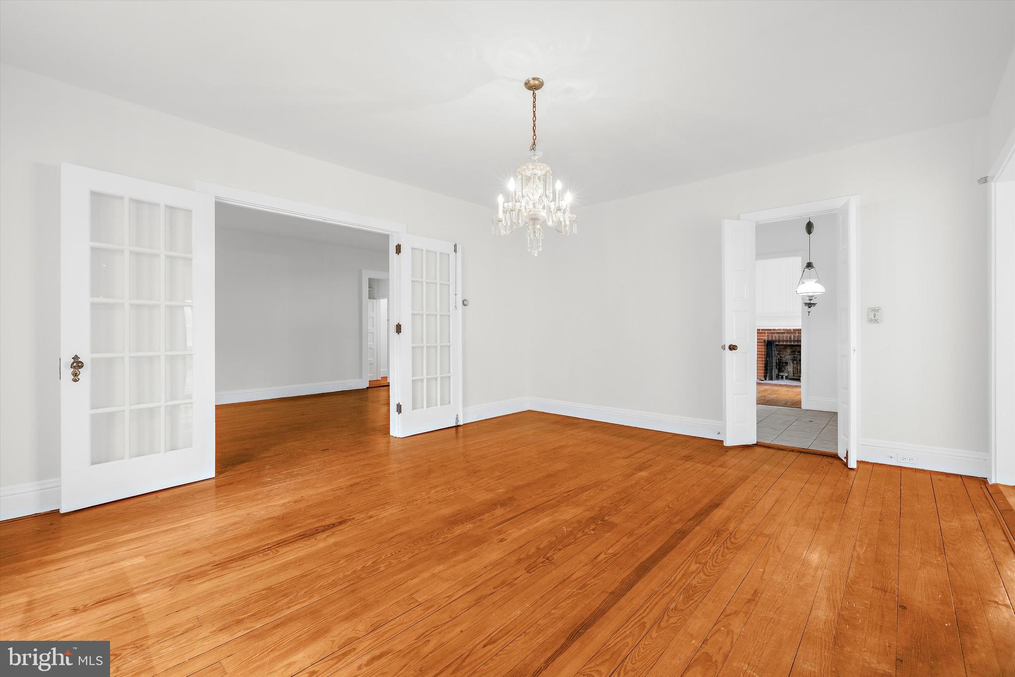 500 Nesbit Road Queenstown, MD 21658 - Photo 9 of 53 a big room with wooden floor chandelier and windows