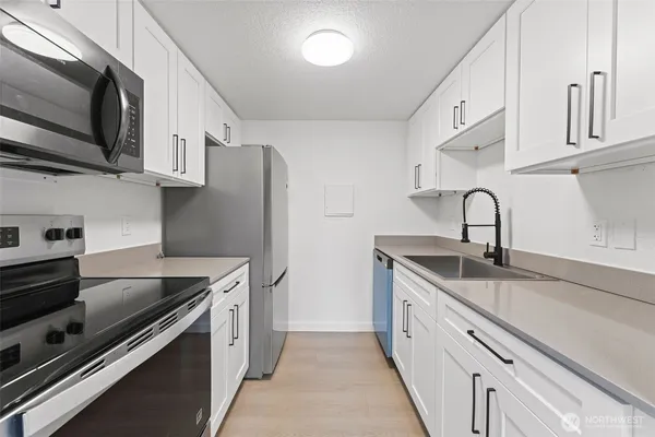 $299,000 | 14020 Juanita Drive Northeast, Unit B3, Kirkland, WA 98034