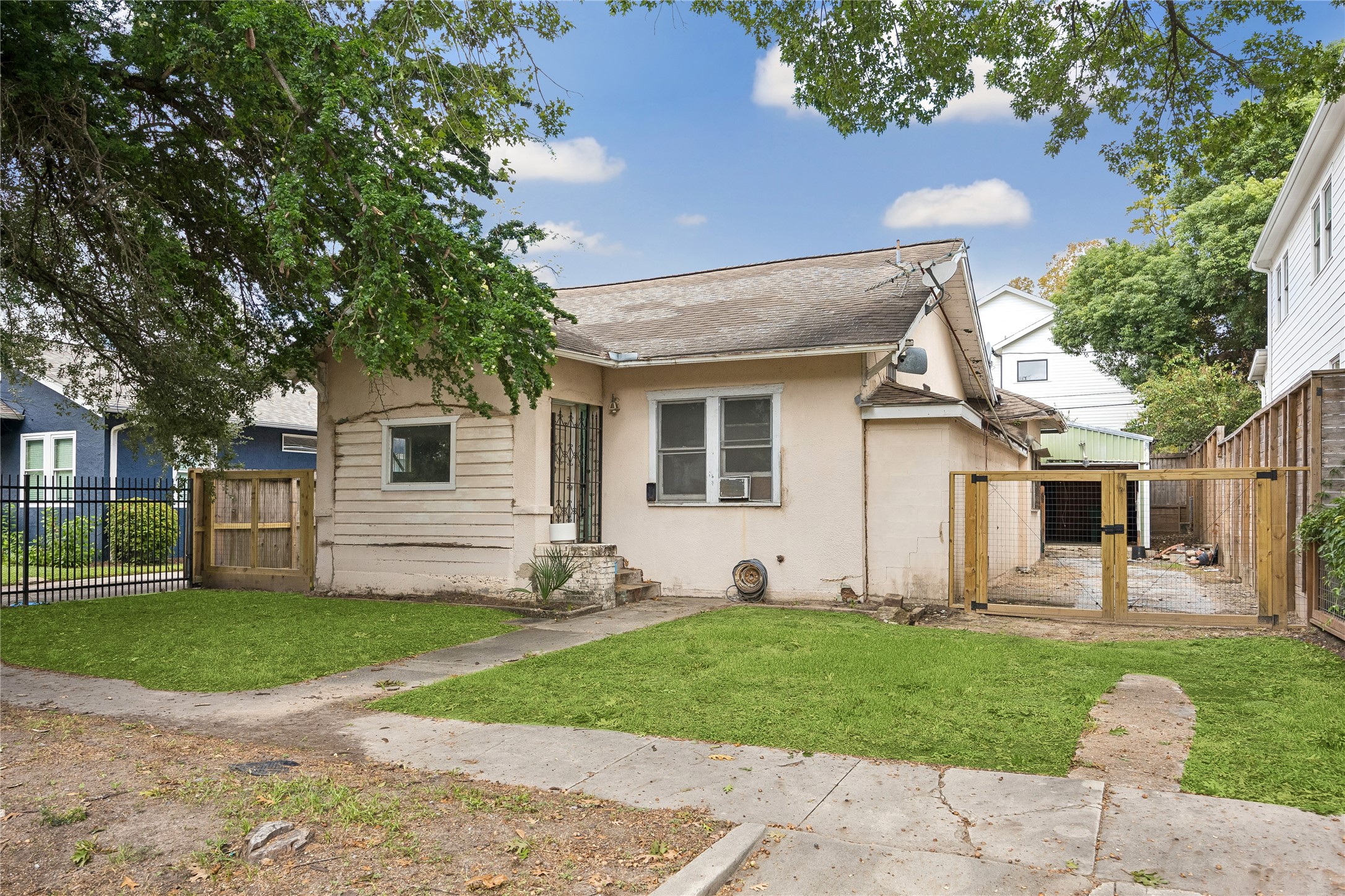 705 Ridge Street Houston, TX 77009 - Photo 3 of 5 705 Ridge Street is being offered at lot value and sits on a 5,000-square-foot lot in a prime Heights location.