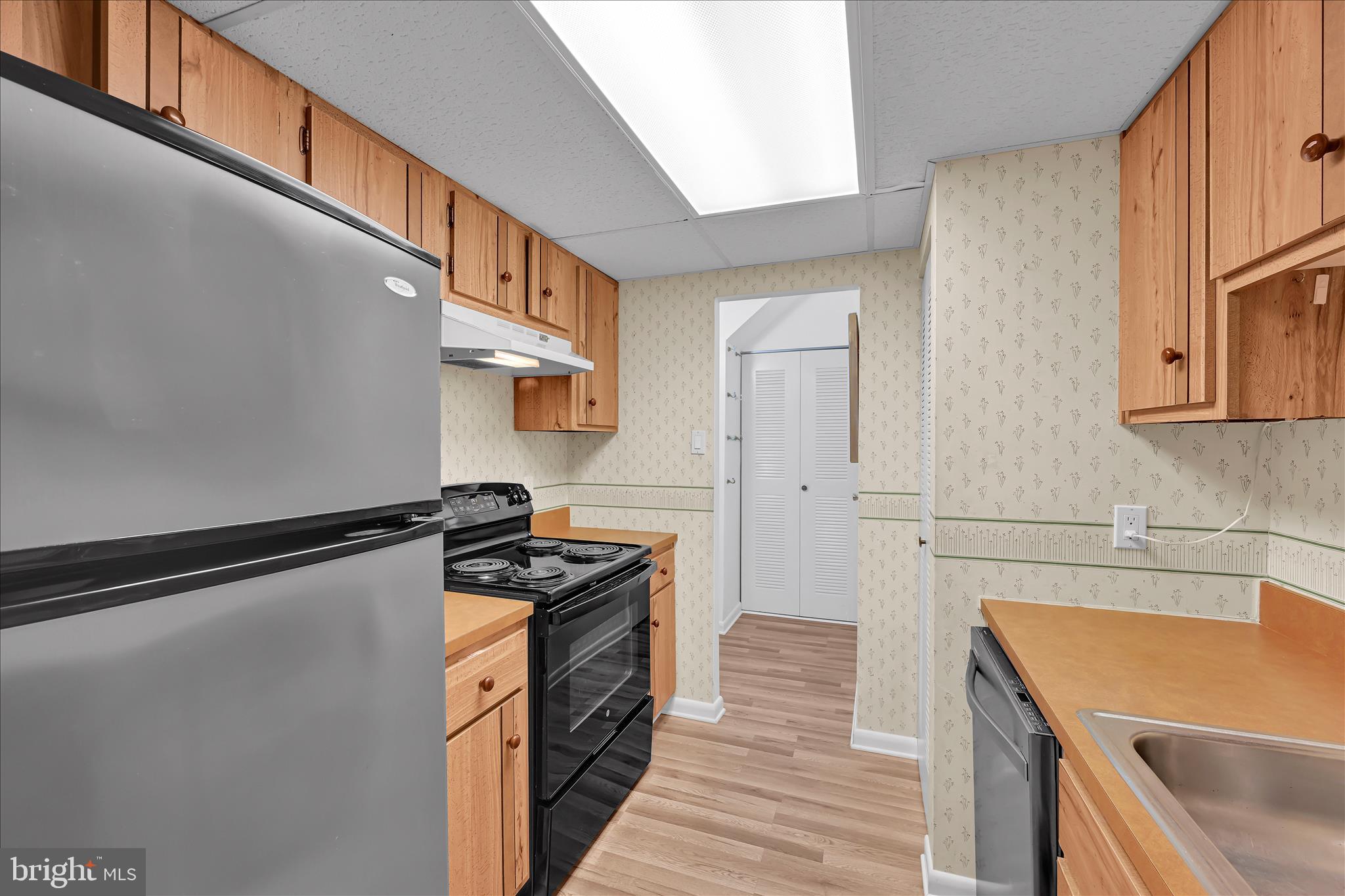 402 Village Walk, Unit 402 Exton, PA 19341 - Photo 10 of 27 a kitchen with granite countertop a sink a stove and refrigerator