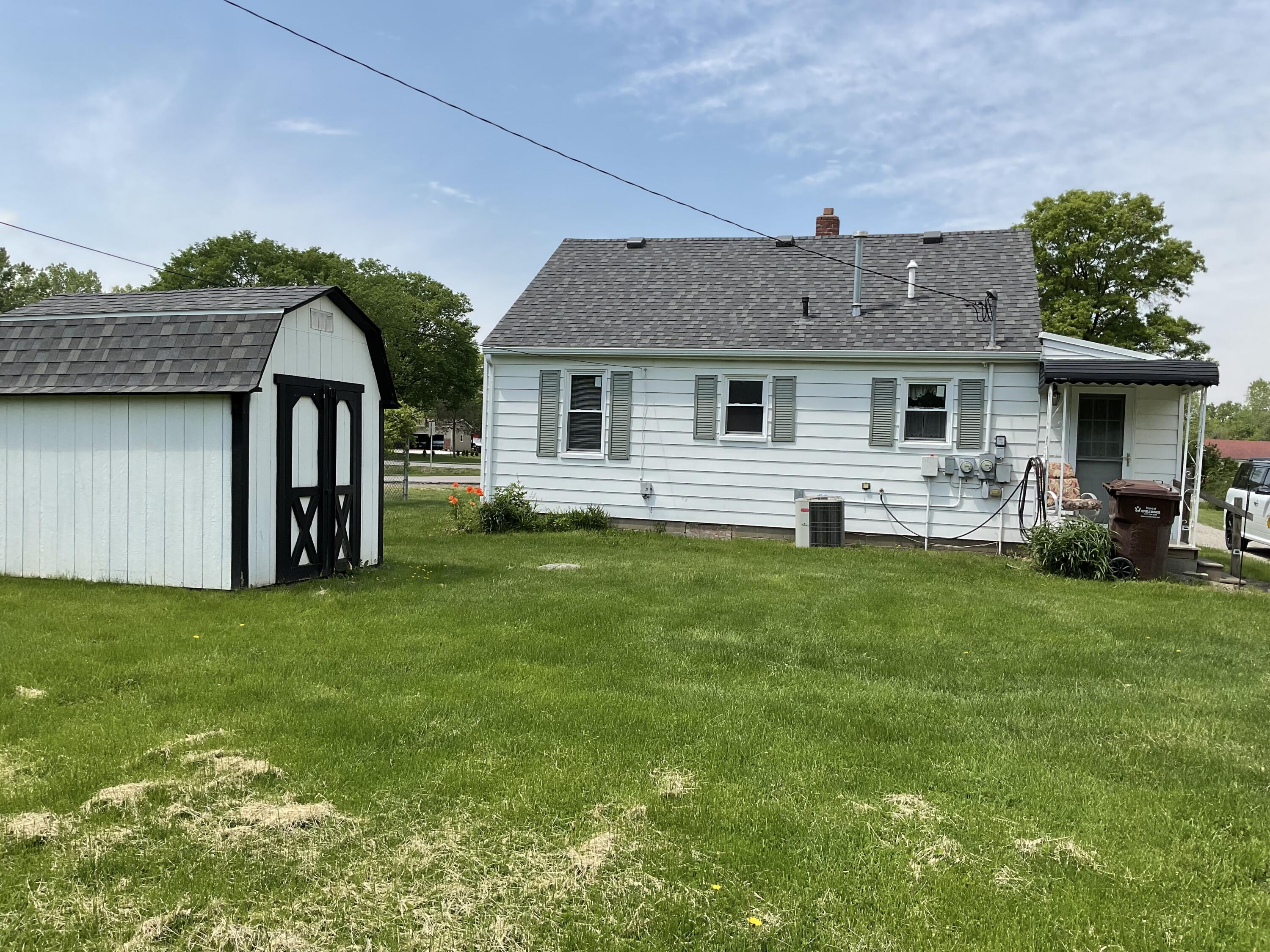 17741 Sumpter Road Belleville, MI 48111 - Photo 3 of 22 CCC32F40-519E-49B8-9488-58A8B4562302