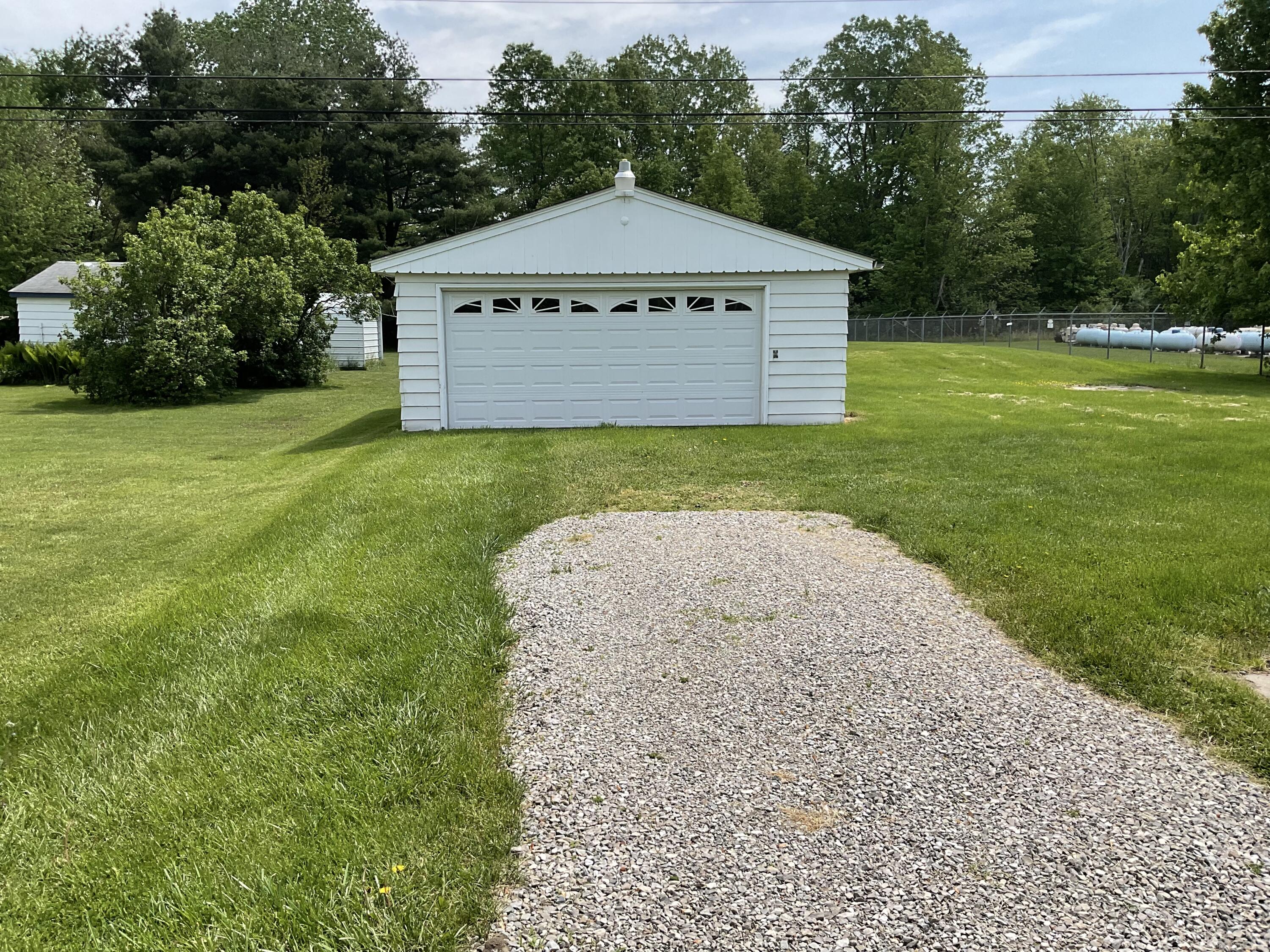17741 Sumpter Road Belleville, MI 48111 - Photo 4 of 22 7AB7213A-3485-4BE4-9CD5-9897288CF15B