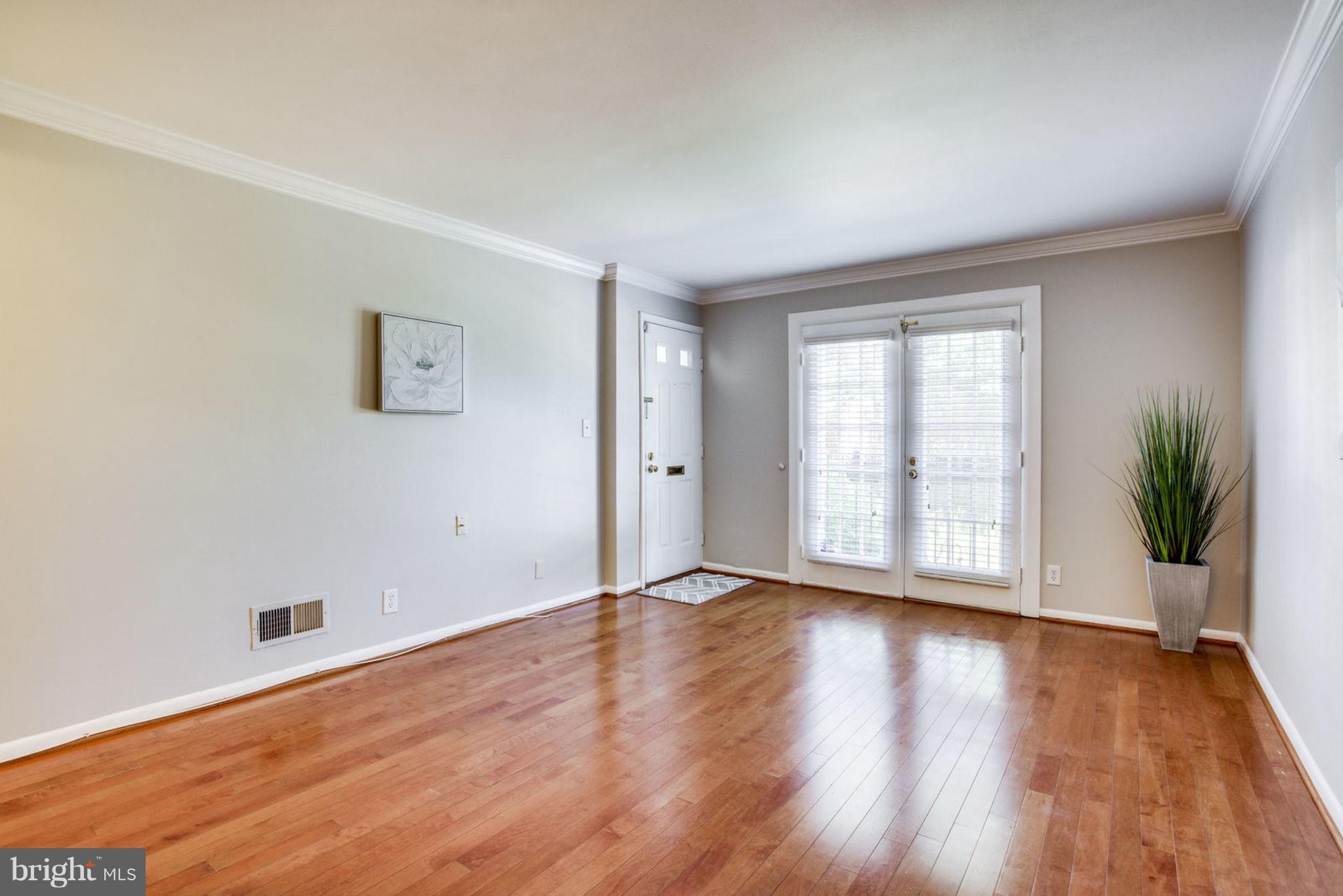 4653 28th Road South, Unit A Arlington, VA 22206 - Photo 6 of 25 Living Room