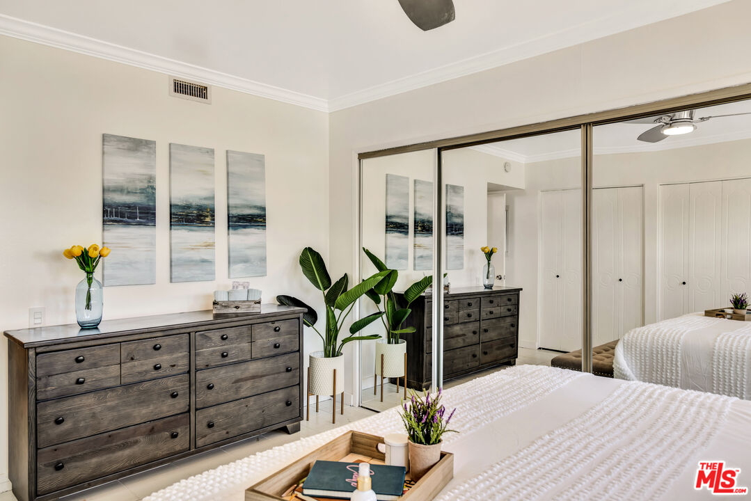 277 East Alejo Road, Unit 119 Palm Springs, CA 92262 - Photo 20 of 46 a living room with furniture and potted plants